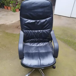 Sillón de despacho negro con ruedas.