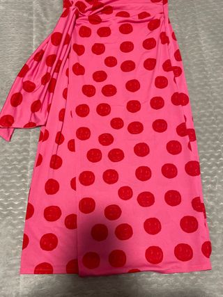 Vestido rosa con lunares rojos
