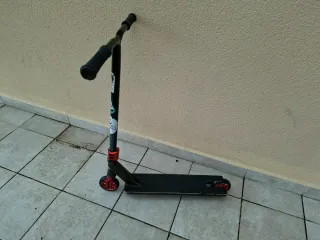 Patinete infantil negro y rojo