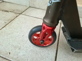 Patinete infantil negro y rojo