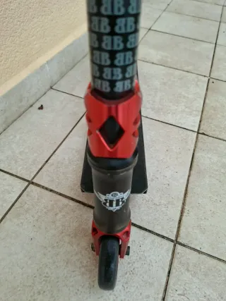 Patinete infantil negro y rojo