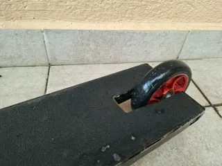 Patinete infantil negro y rojo