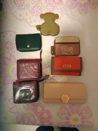 Carteras varias, de diferentes marcas y estilos