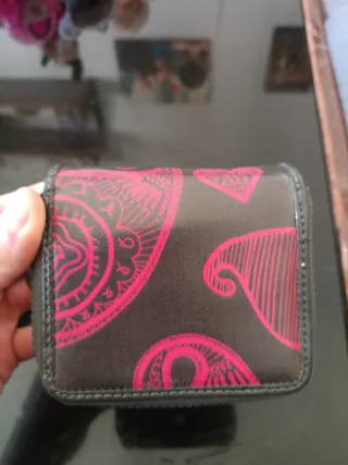 Carteras varias, de diferentes marcas y estilos