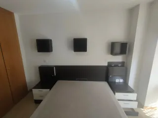 Cabecero con mesitas y estanterías