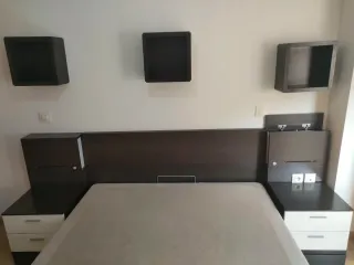 Cabecero con mesitas y estanterías