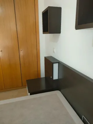 Cabecero con mesitas y estanterías