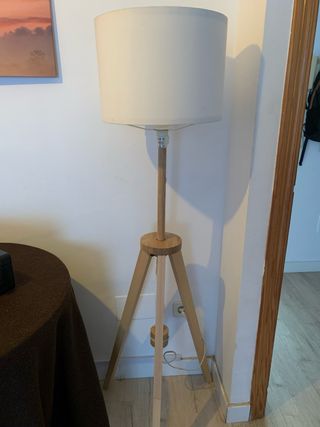 Lámpara de pie de madera y tela