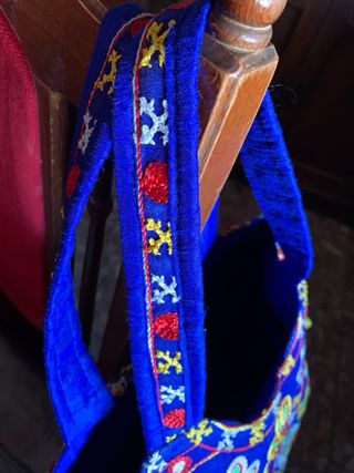 Bolso azul bordado con elefante