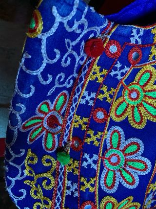 Bolso azul bordado con elefante