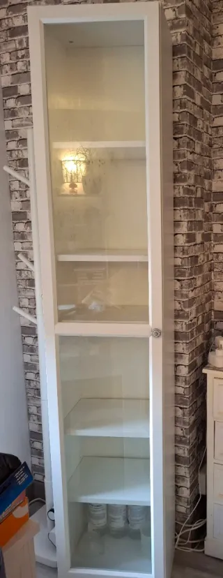 Vitrina alta blanca con puerta de cristal