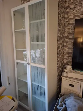 Vitrina alta blanca con puerta de cristal