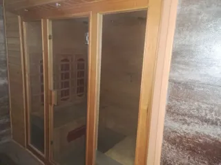 Sauna de madera con luces LED