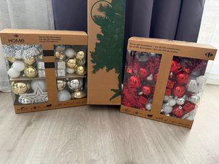 Árbol de Navidad con adornos y peluches