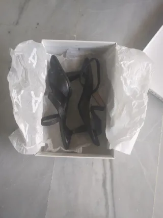 Sandalias Hispanitas tacón corto negros.