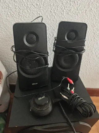 Altavoces Trust negros con subwoofer