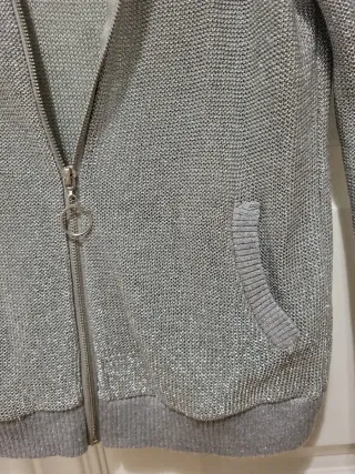 Bomber plateada con cremallera