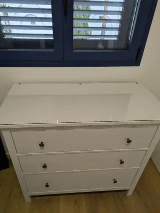 Cómoda Ikea Hemnes 3 cajones con cristal protector