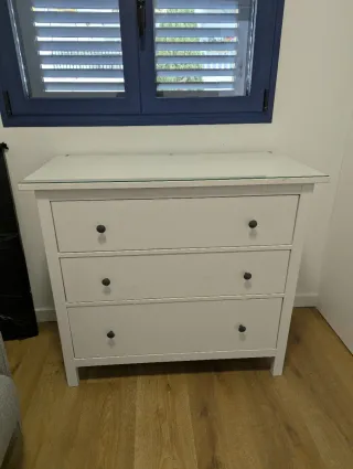 Cómoda Ikea Hemnes 3 cajones con cristal protector