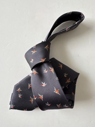 Corbata gris con estampado de pájaros