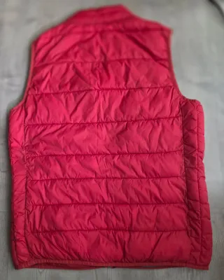 Chaleco acolchado rojo y gris