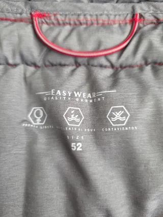 Chaleco acolchado rojo y gris