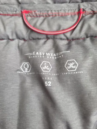 Chaleco acolchado rojo y gris