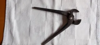 Tenaza antigua de forja