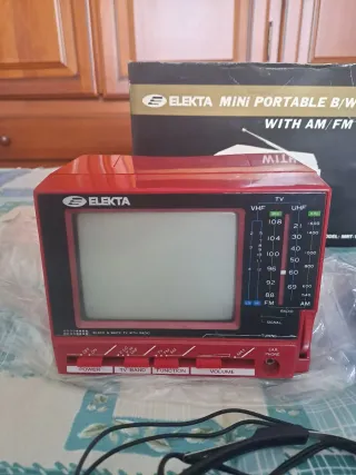 Mini TV Portátil Elekta B/W AM/FM Radio