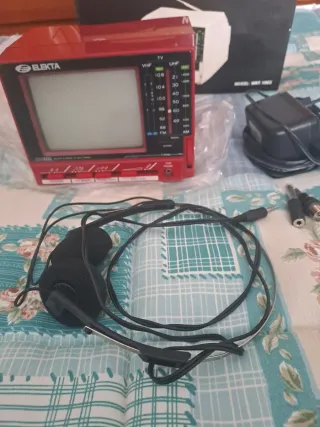Mini TV Portátil Elekta B/W AM/FM Radio