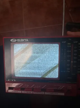 Mini TV Portátil Elekta B/W AM/FM Radio