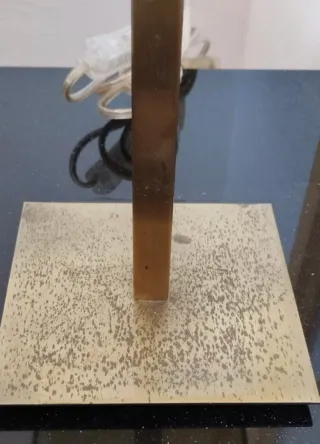 Lámpara de mesilla beige y dorada