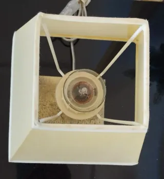 Lámpara de mesilla beige y dorada