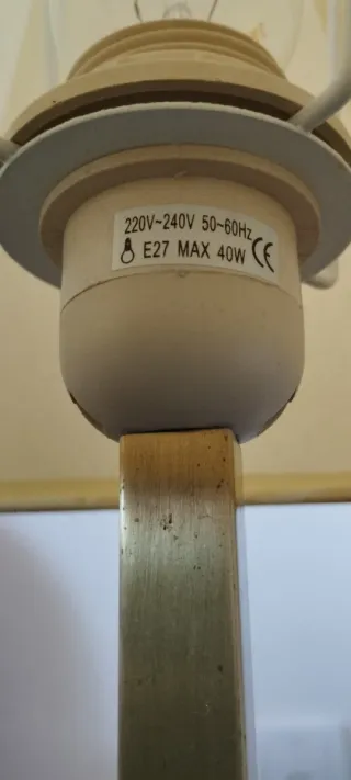 Lámpara de mesilla beige y dorada