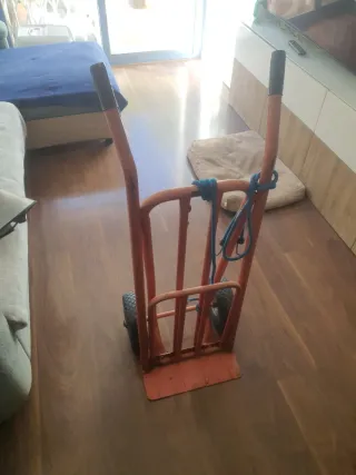 Carretilla roja con ruedas