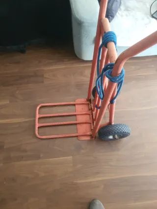 Carretilla roja con ruedas