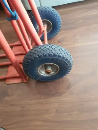 Carretilla roja con ruedas