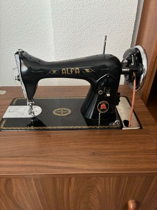 Máquina de coser Alfa antigua. en muy buen estado