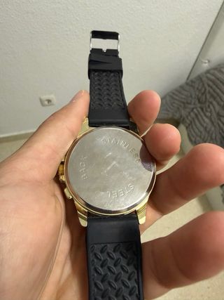 Reloj Negro y Dorado