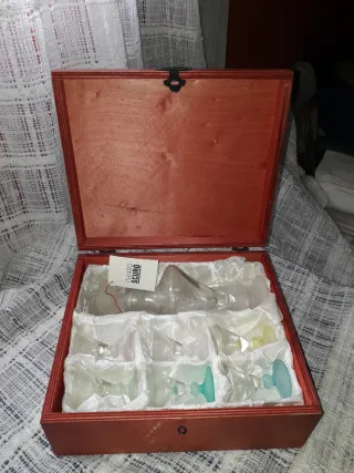Jarrón antiguo de latón con grabados