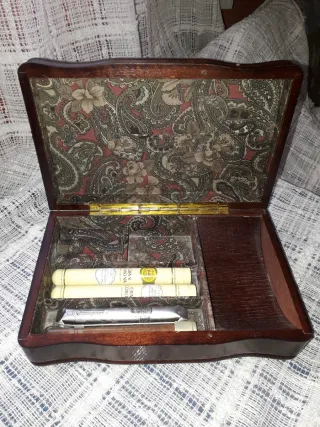 Jarrón antiguo de latón con grabados