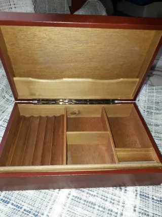 Jarrón antiguo de latón con grabados