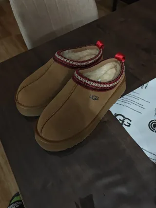 Zapatilla UGG marroni taglia 42 un po' piccola