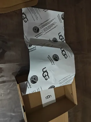 Zapatilla UGG marroni taglia 42 un po' piccola