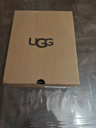 Zapatilla UGG marroni taglia 42 un po' piccola