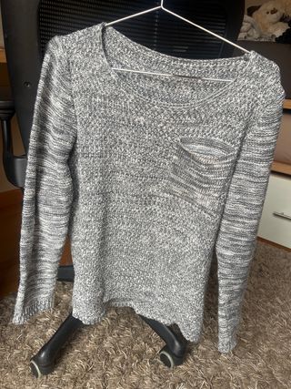 Jersey gris y blanco con bolsillo