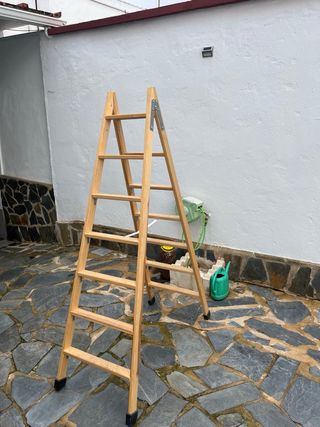 Escalera de tijera de madera