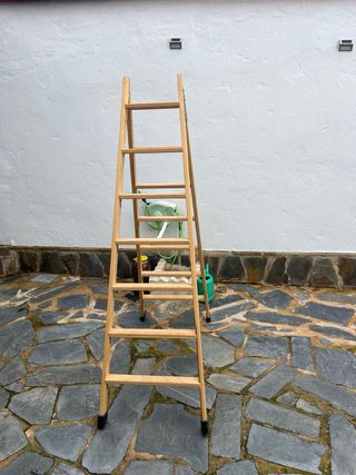 Escalera de tijera de madera