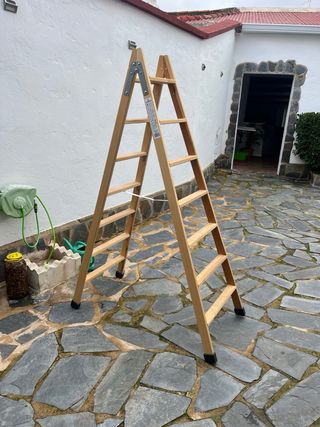 Escalera de tijera de madera