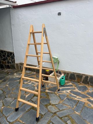 Escalera de tijera de madera